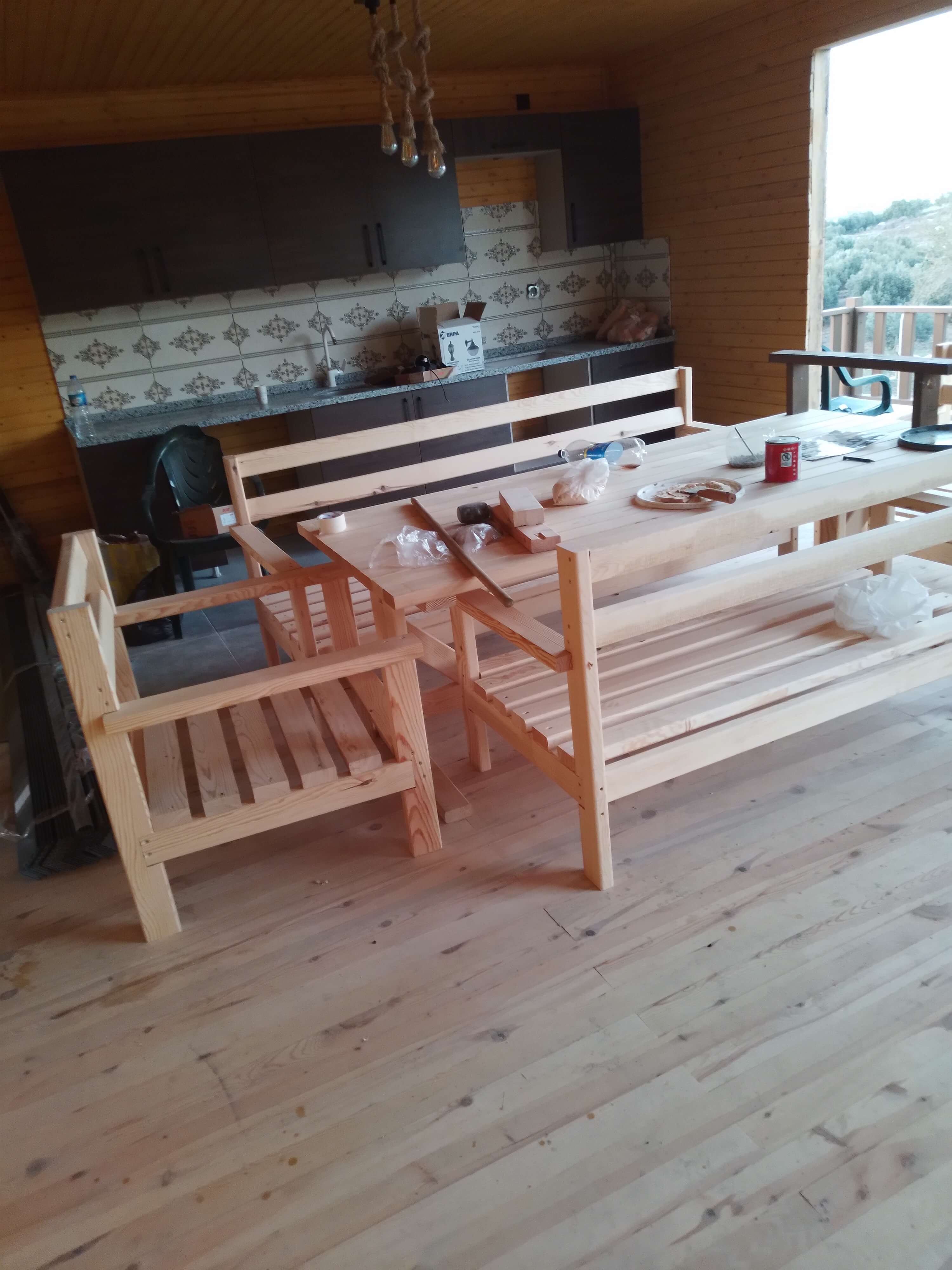 İkiz bungalov mutfak, ahşap masa sandalye
